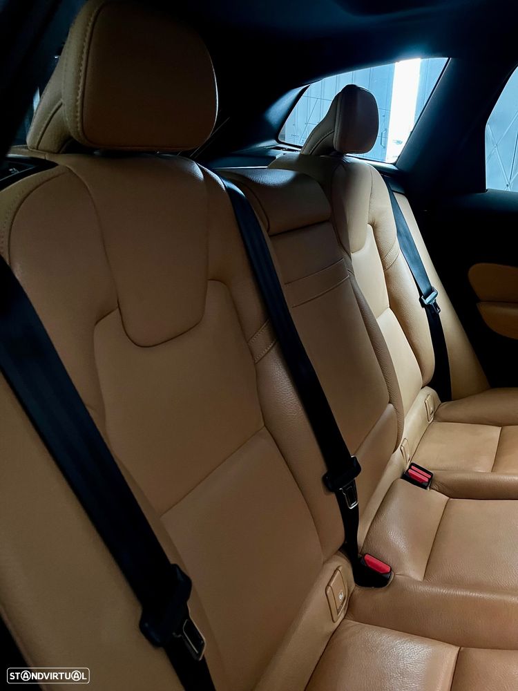 Volvo XC 60 2.0 T8 PHEV Momentum Plus AWD - 21