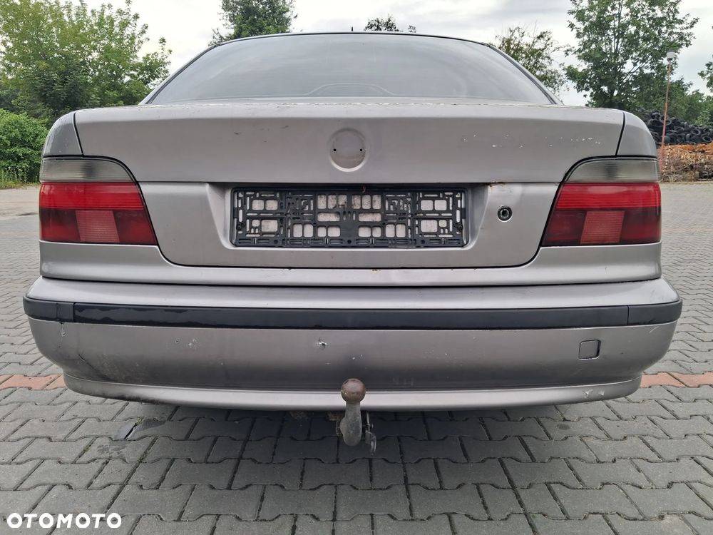 BMW 5 E39 silnik 2.5 TDS M51D25 143 KM skrzynia biegów 23001434452  S5D 2602 dyfer dyferencjał 33101428489  2,64 drzwi klapa maska zderzak błotnik Orientblau Metallic 317 alternator wtrysk przepustnica przepływomierz turbina alternator maglownica pompa wspomagania sprężarka klimatyzacji wentylator sterownik stacyjka moduł silniczek panel przewód wiązka radio konsola wyświetlacz tunel fotel fotele tapicerka skórzana skóra boczek podłokietnik szyba zwrotnica EGR chłodnica pas wzmocnienie lusterko lampa reflektor tłumik wydech halogen hak holowniczy klamka belka sanki mcperson amortyzator sprężyna felga zwrotnica blenda mikrostyk kierownica mechanizm zamek zacisk hamulcowy jarzmo klamka włącznik schowek lewarek wybierak osłona łapa poduszka zbiorniczek rura manetki kolektor pompa ABS NA CZĘŚCI wszystkie części - 13