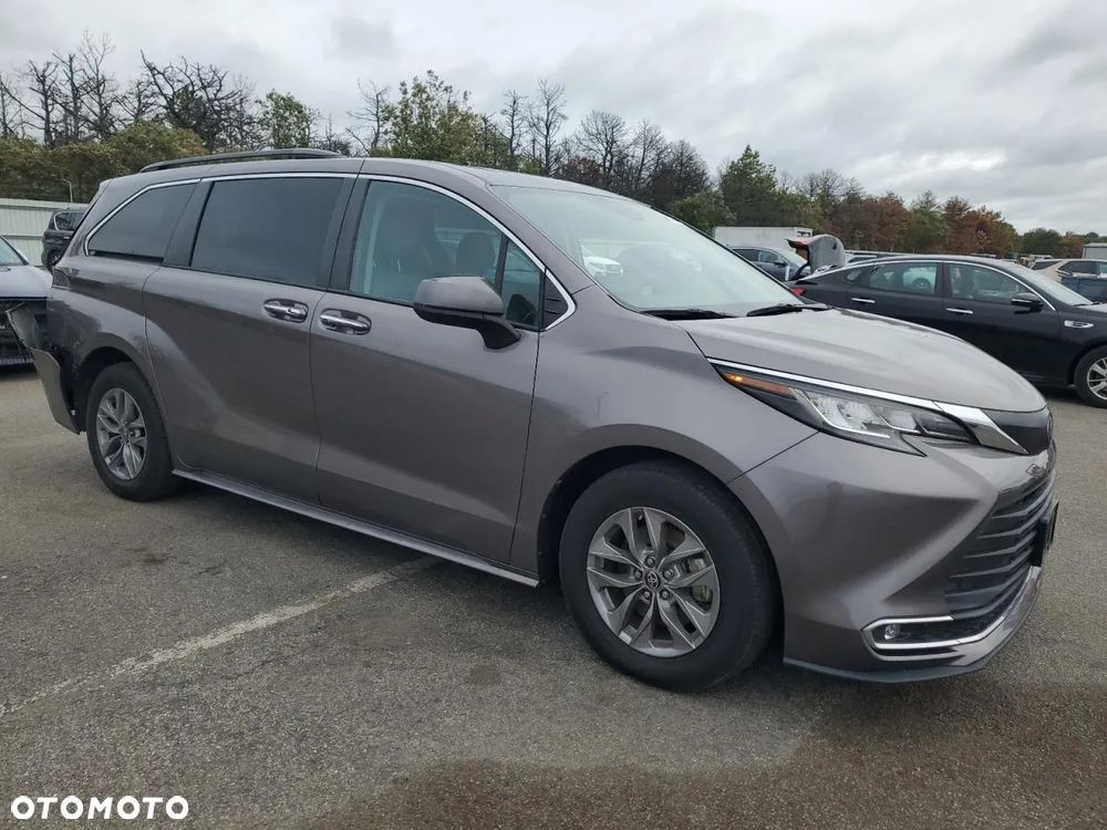 Toyota Sienna - 5