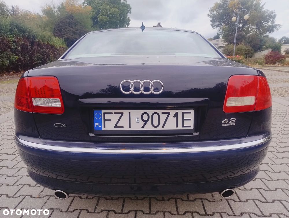 Audi A8 4.2 L Quattro - 4