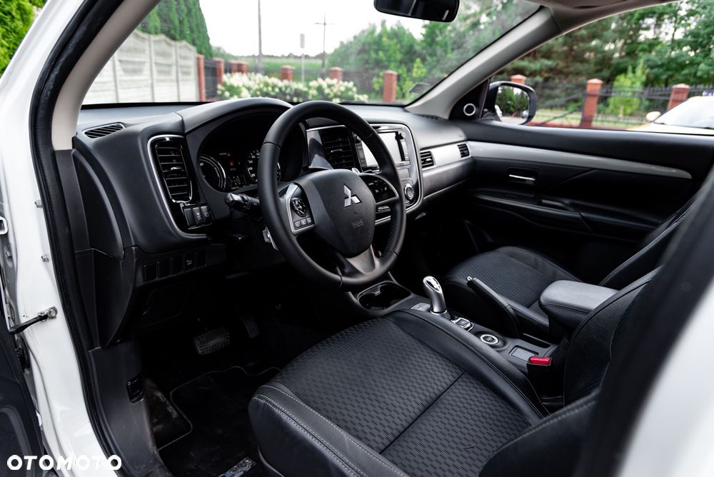 Mitsubishi Outlander Instyle NAVI + - 13