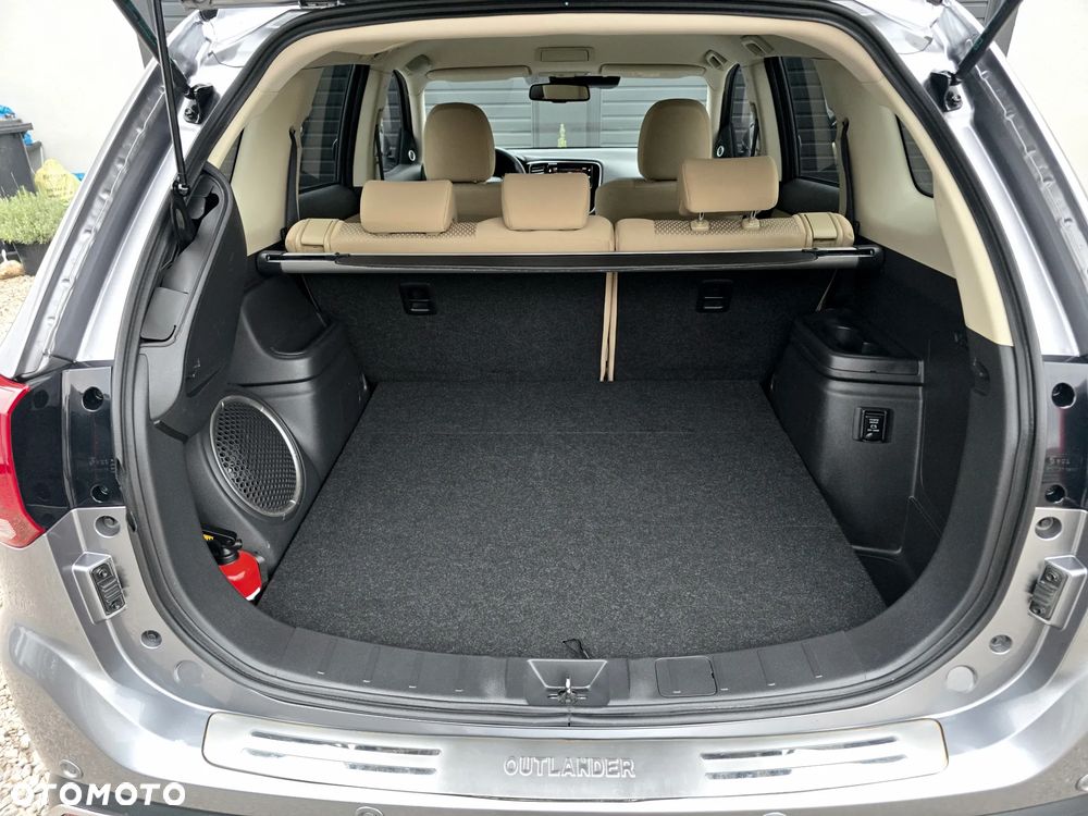 Mitsubishi Outlander 2.0 Instyle + 4WD CVT - 28