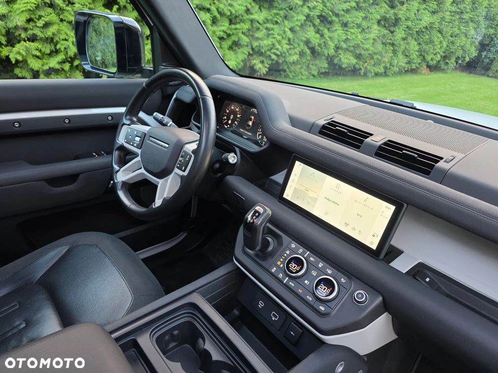 Land Rover Defender - 22