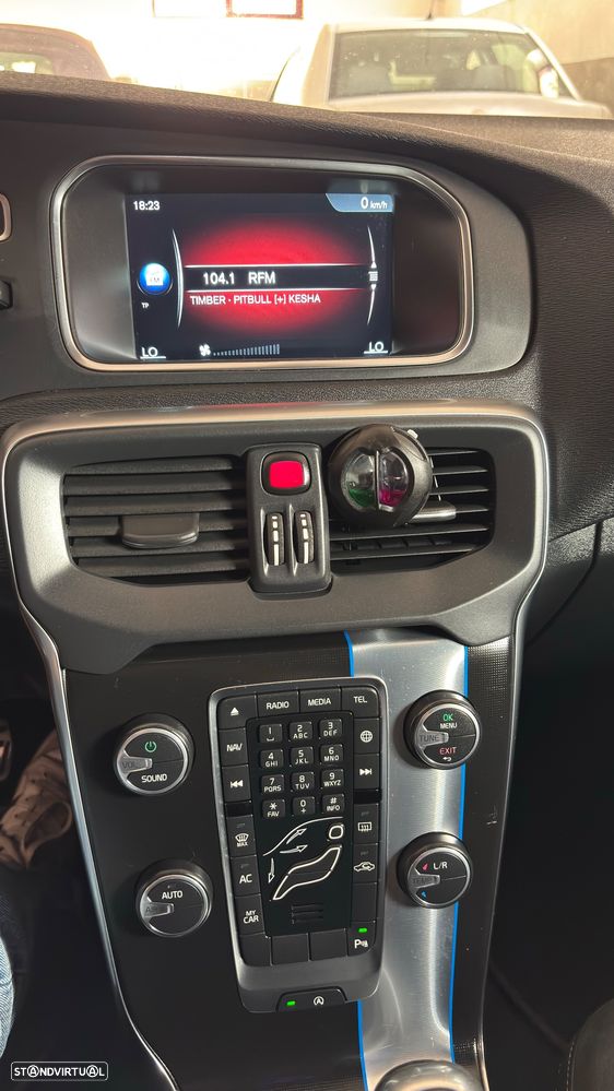 Volvo V40 D2 R Design - 5