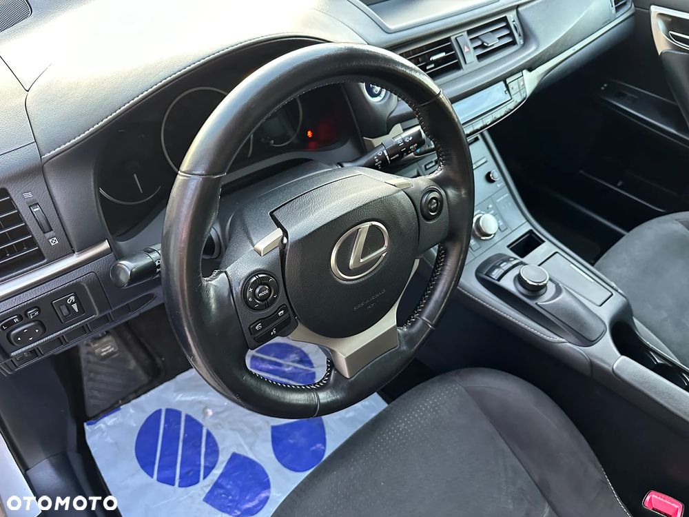 Lexus CT ver-200h - 25