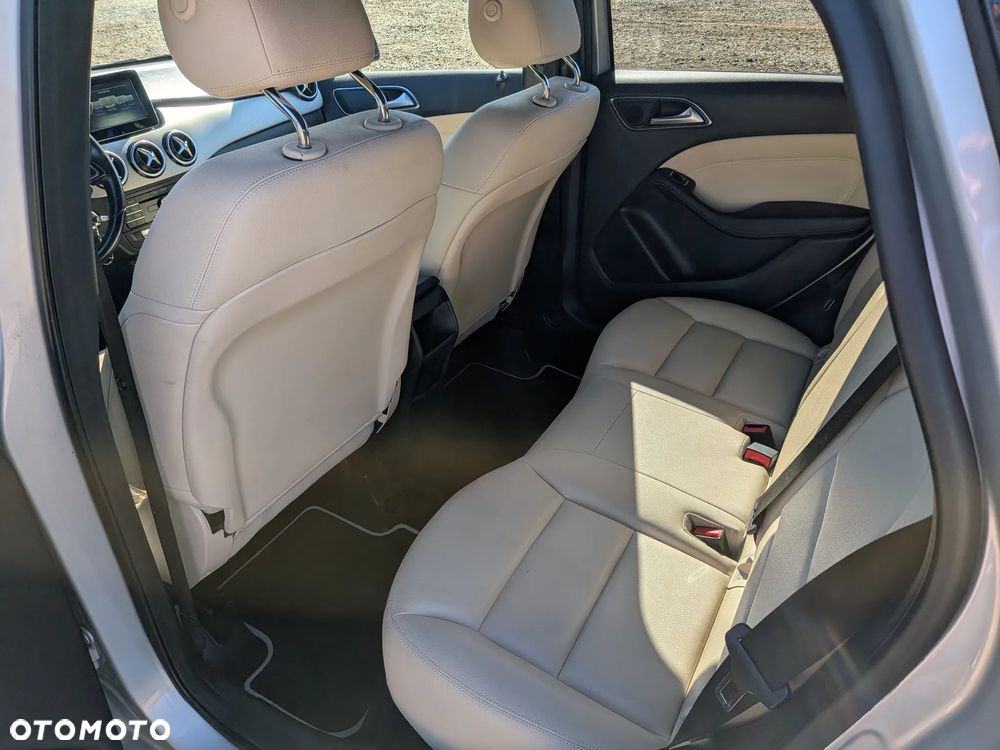 Mercedes-Benz Klasa B 220 4-Matic Style - 26