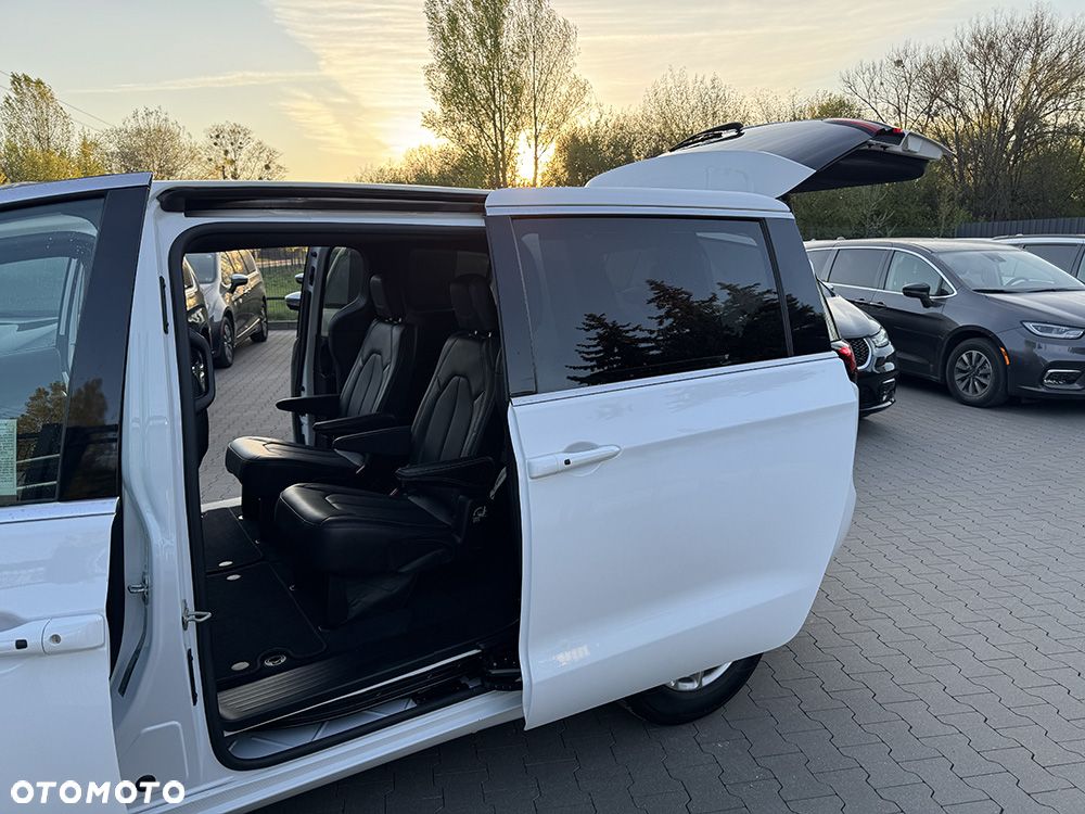 Chrysler Pacifica - 24