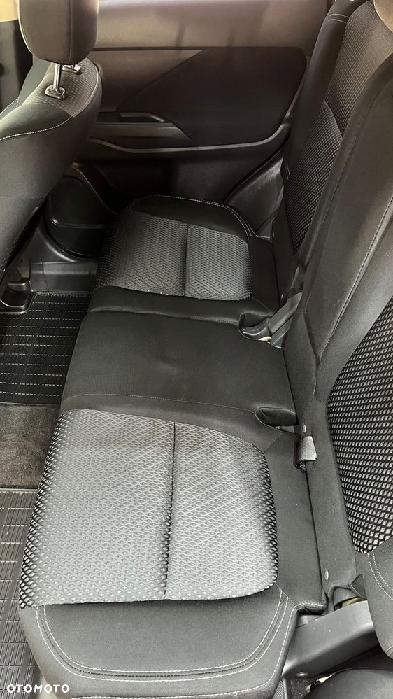 Mitsubishi Outlander 2.0 Invite + 2WD - 19