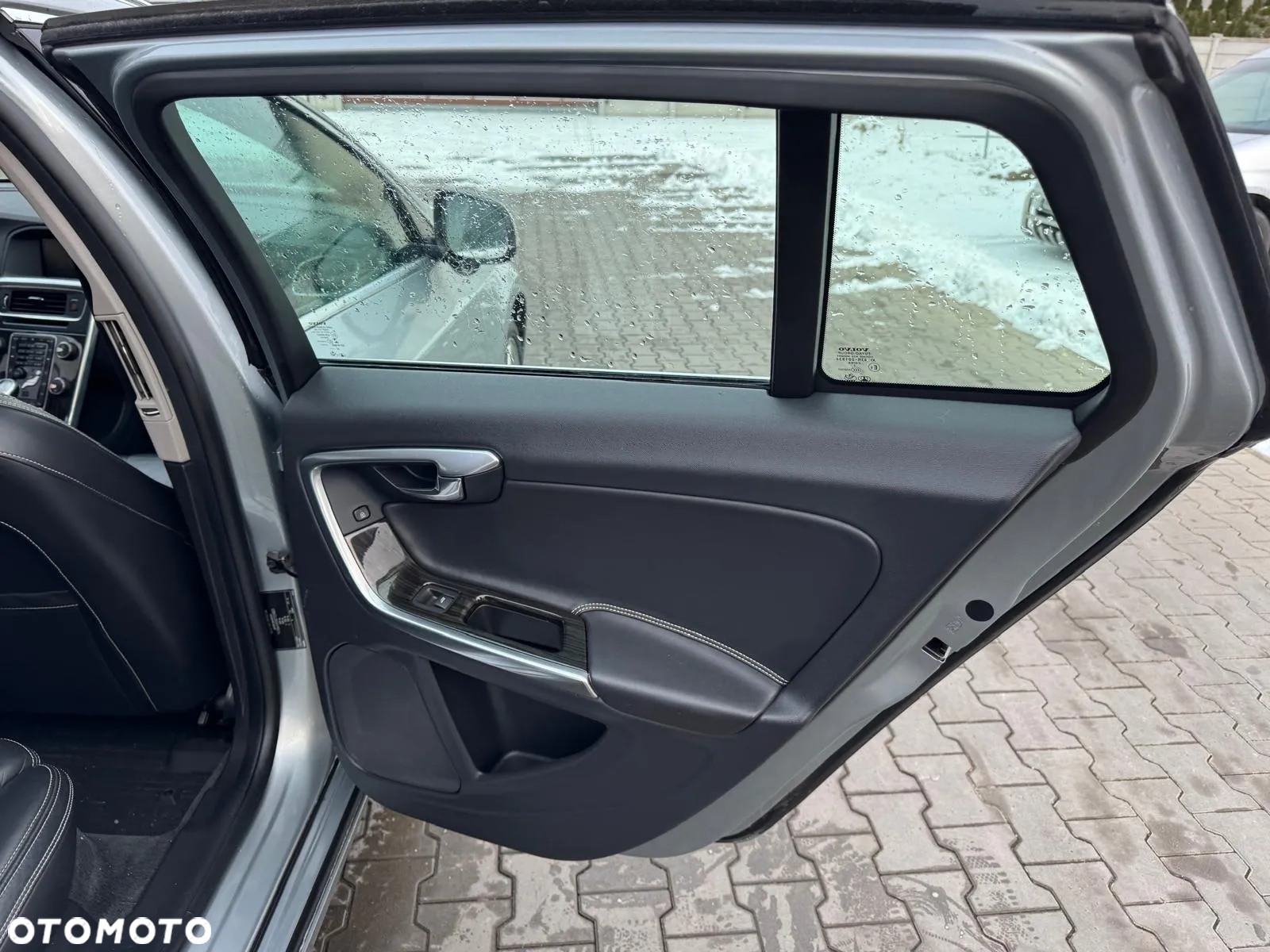 Volvo V60 D6 AWD Plug-in Hybrid R-Design Summum - 17