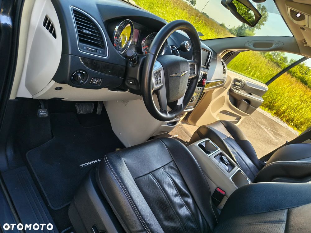 Chrysler Town & Country 3.6 Limited - 12