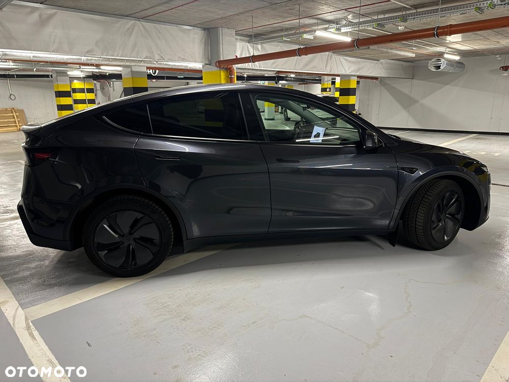 Tesla Model Y - 4
