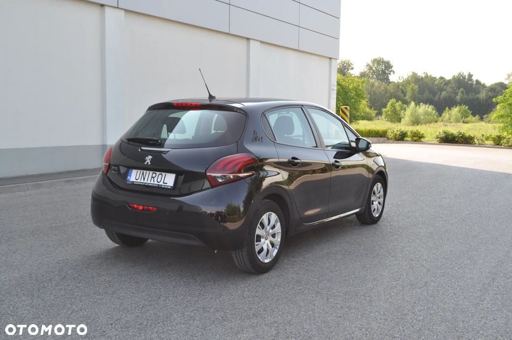 Peugeot 208 - 8