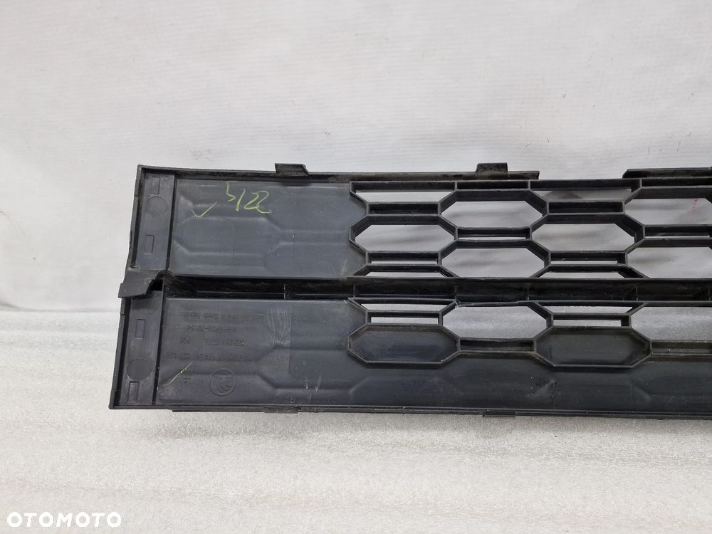 SKODA OCTAVIA 3 III LIFT 5E0 16- KRATKA ŚRODKOWA ZDERZAKA PRZEDNIEGO PRZÓD , NR 5E0853677L , NR AUKCJI KR465 - 6