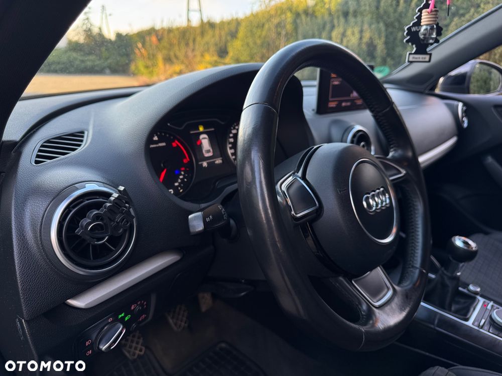 Audi A3 Sportback 1.6 TDI S line Sportpaket - 5