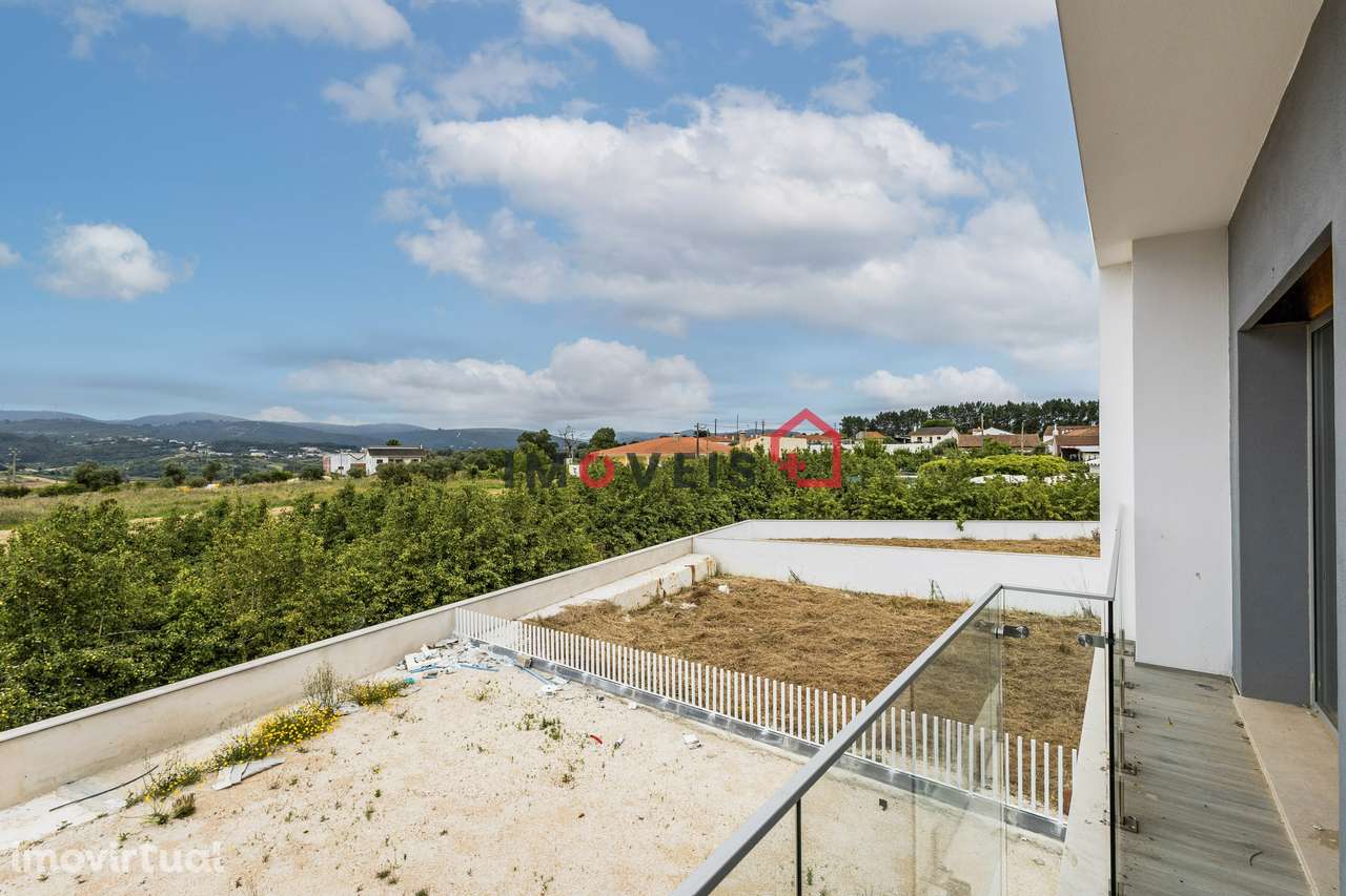 MORADIA INDIVIDUAL T4 - EM FASE FINAL DE ACABAMENTOS - BATALHA - Grande imagem: 5/9