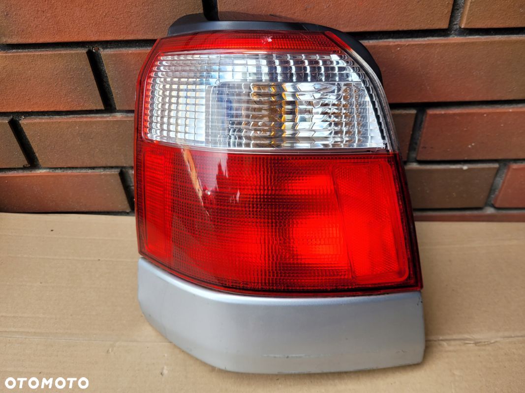 FORESTER I SF LIFT LAMPA TYŁ LEWA ZEWNĘTRZNA - 1
