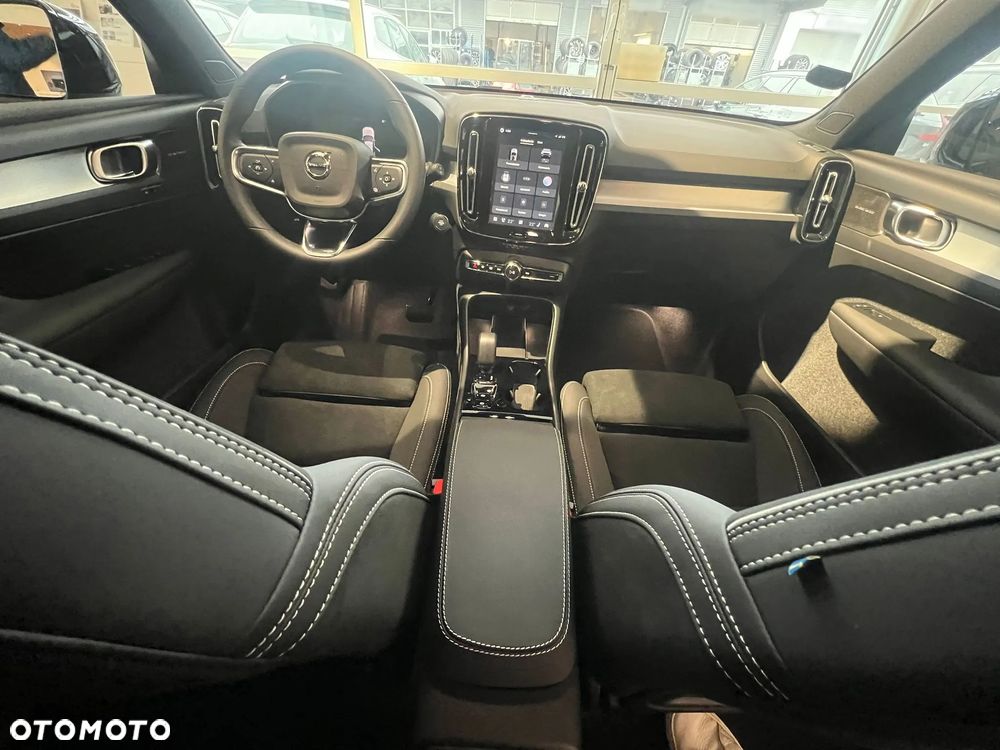 Volvo XC 40 B4 B DKG Ultra Black Edition - 25