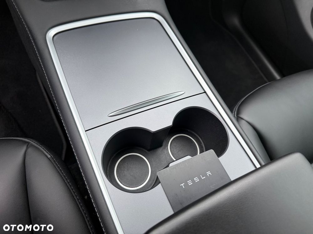 Tesla Model Y Long Range AWD - 26