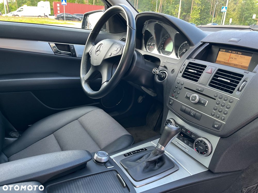 Mercedes-Benz Klasa C 180 CGI Automatik BlueEFFICIENCY Avantgarde - 23