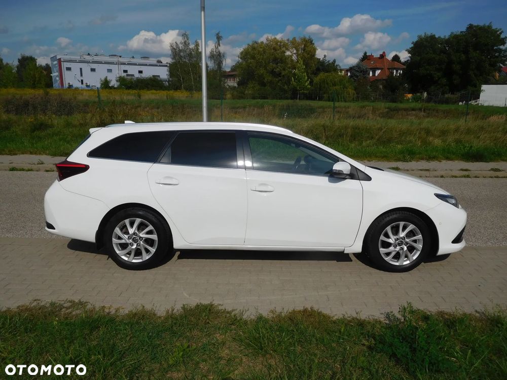 Toyota Auris 1.6 D-4D Premium - 18