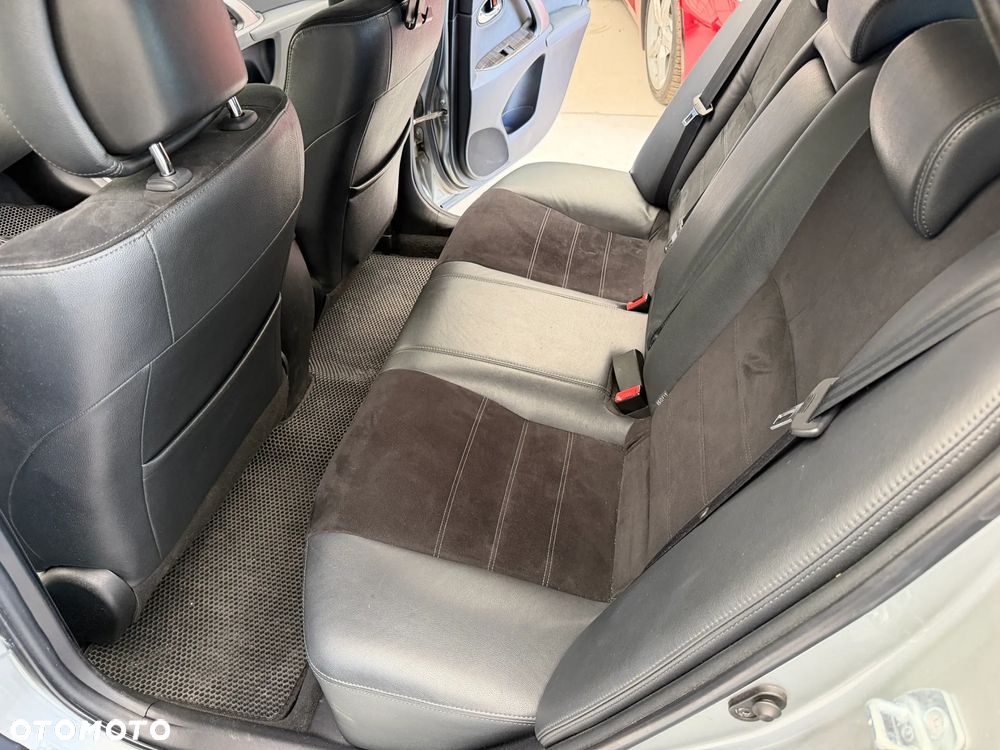 Toyota Avensis - 8