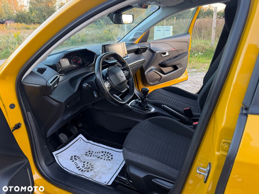 Peugeot 208 - 8