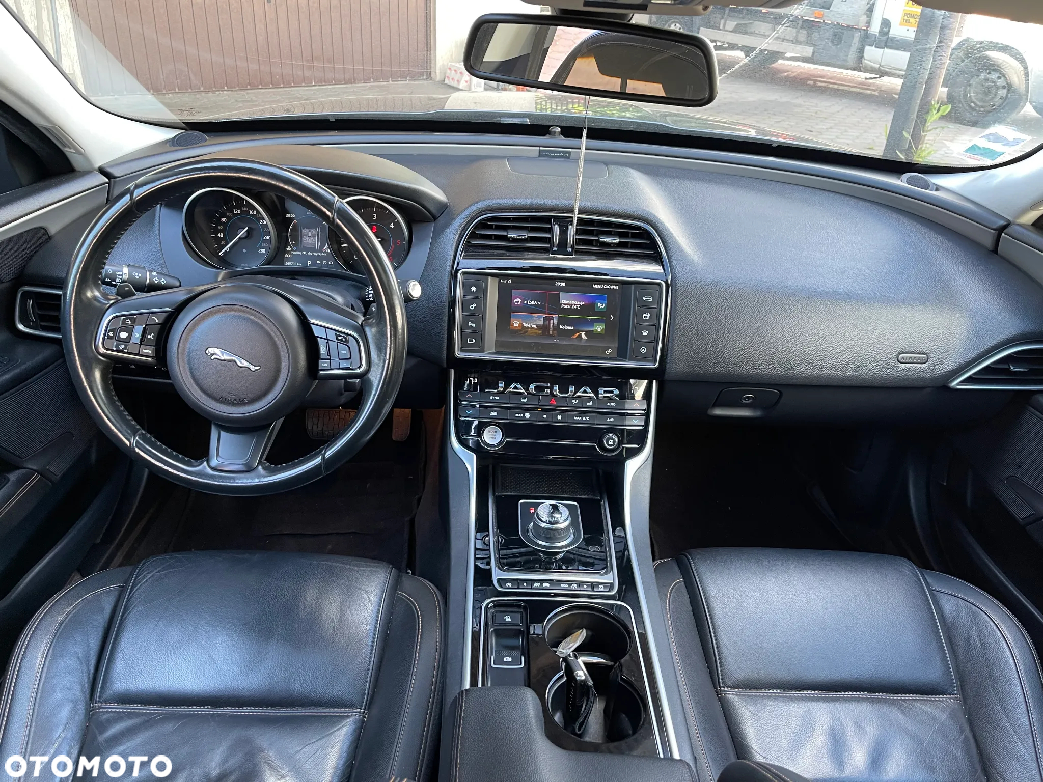 Jaguar XE 2.0 D Prestige - 8