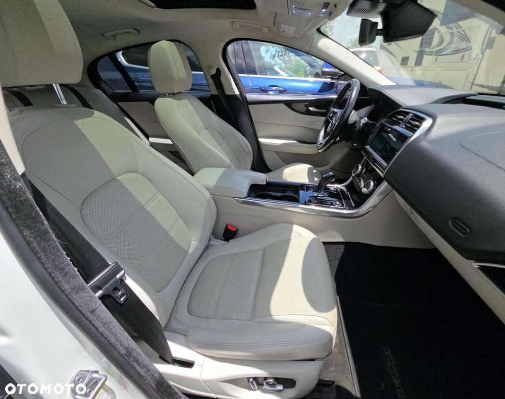 Jaguar XE P250 R-Dynamic SE - 6