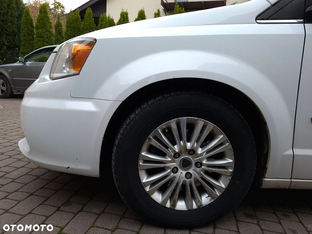 Lancia Voyager 2014 photo 5