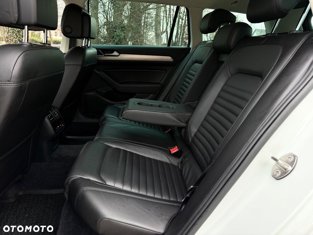 Volkswagen Passat Variant 2.0 TDI SCR 4Motion DSG Highline - 9