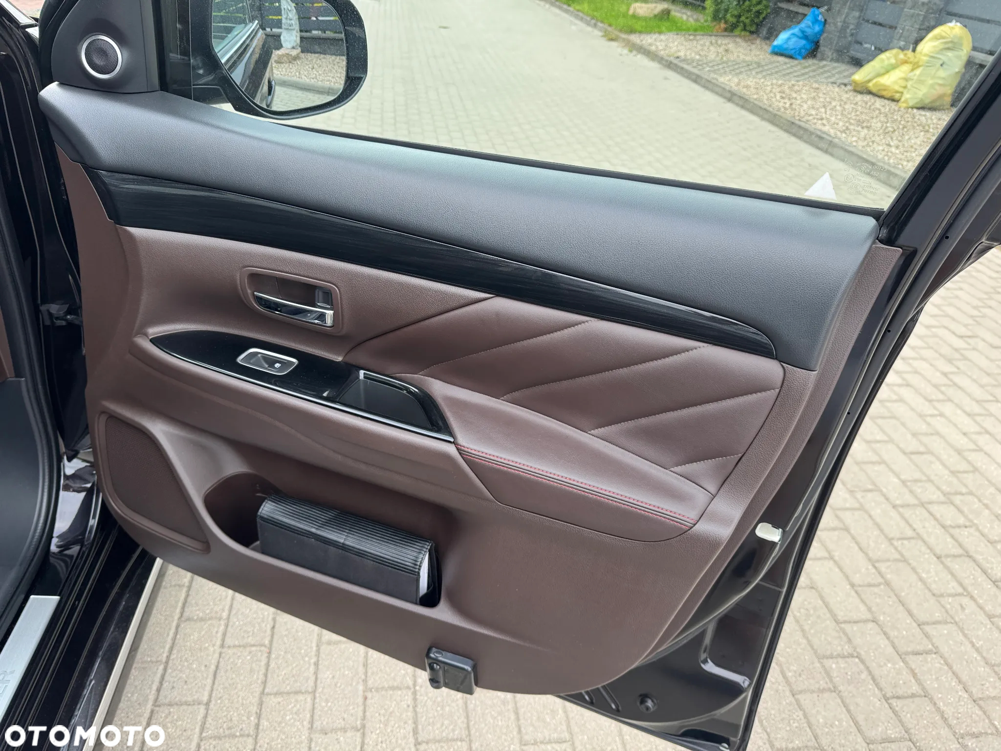Mitsubishi Outlander PHEV Instyle NAVI + - 28