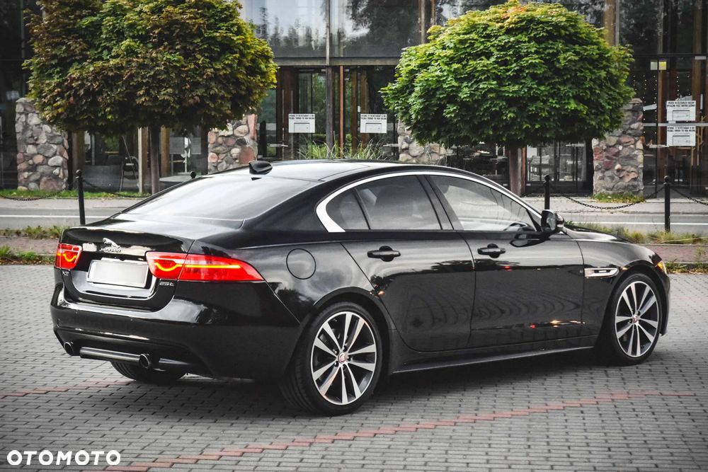 Jaguar XE 2.0 T R-Sport - 15