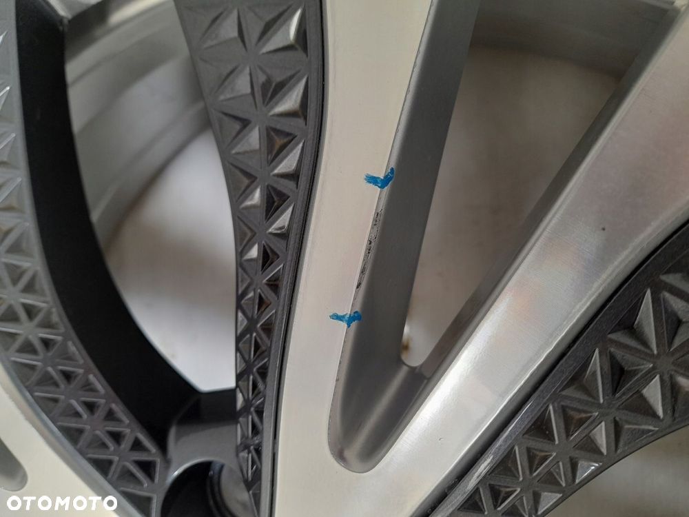 Felgi aluminiowe Renault OE 403006686R 6.5" x 20" 5x114,3 ET33 - 9