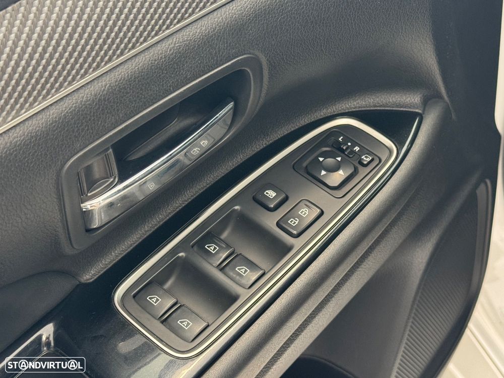 Mitsubishi Outlander 2.4 Intense - 35