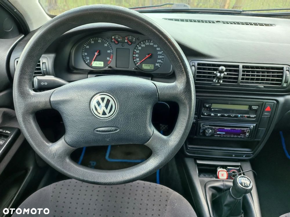 Volkswagen Passat 1.6 GL - 9