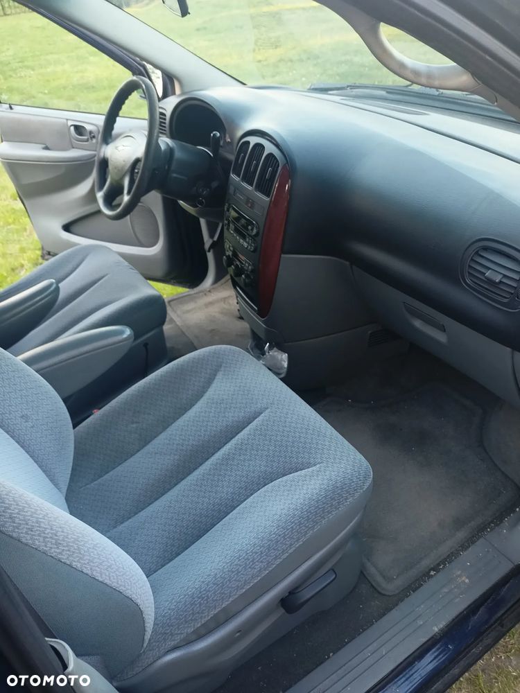Chrysler Town & Country 3.3L LX - 12