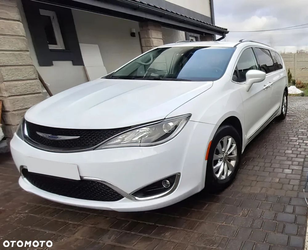 Chrysler Pacifica - 1