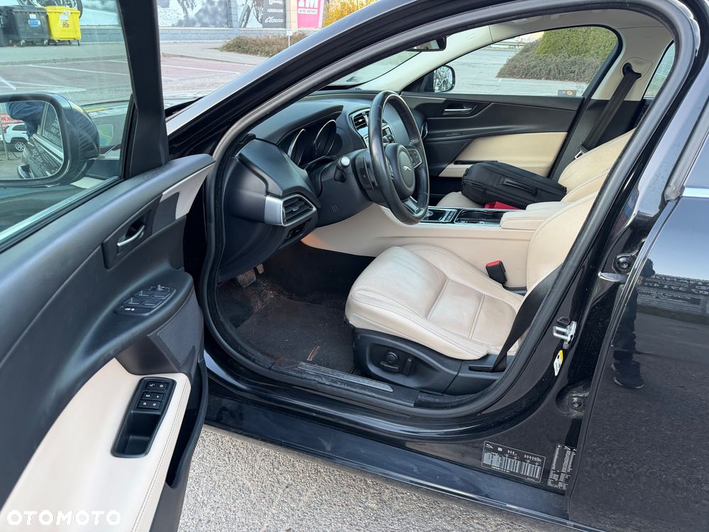 Jaguar XE 2.0 D Prestige - 8