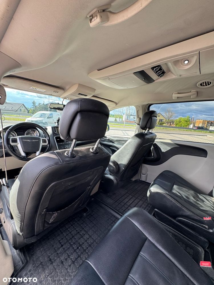 Chrysler Town & Country - 12