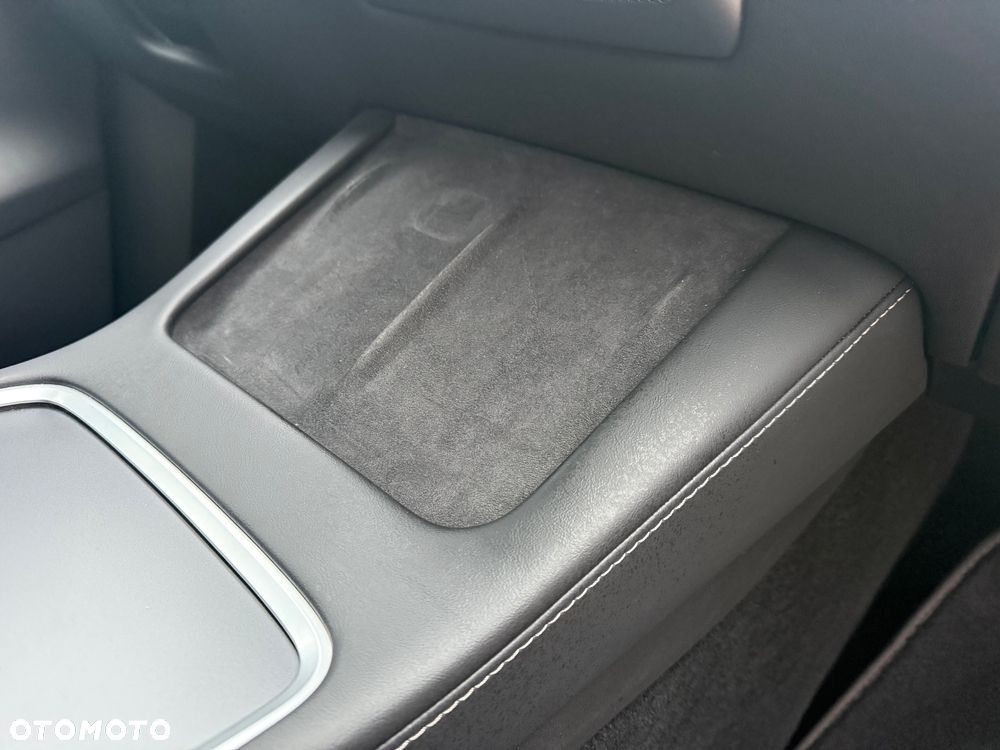 Tesla Model Y Long Range AWD - 37