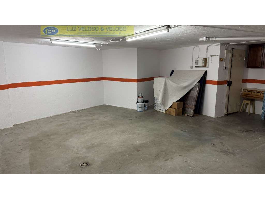 Garagem em Tercena, 76m2 com Wc e saída direta para a rua - Grande imagem: 3/11