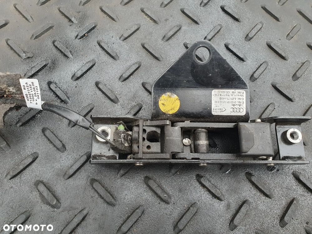 Element zamykajacy lewo Audi TT 8J 8J7871443B - 3