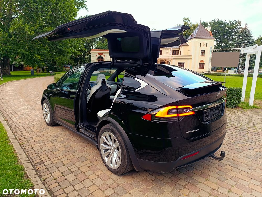 Tesla Model X - 21