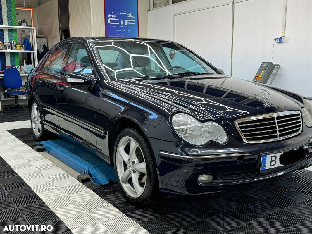 Mercedes-Benz C 240 4-Matic Aut Avantgarde - 5