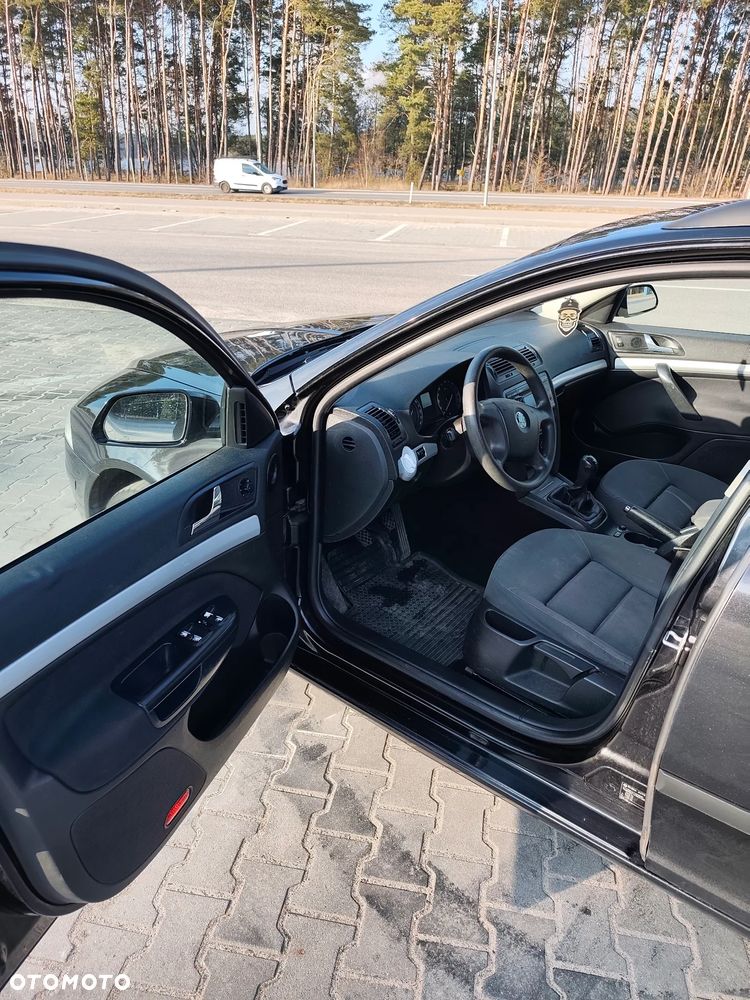 Skoda Octavia 1.6 FSI Ambiente - 8