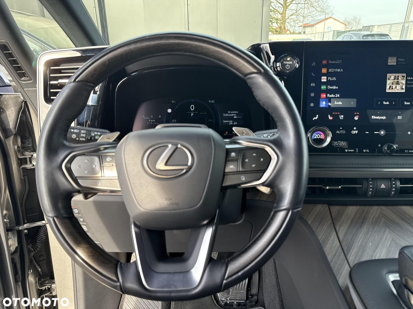 Lexus LM - 13