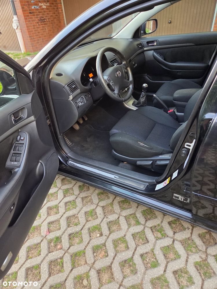 Toyota Avensis 2.0 D-4D Sol - 32
