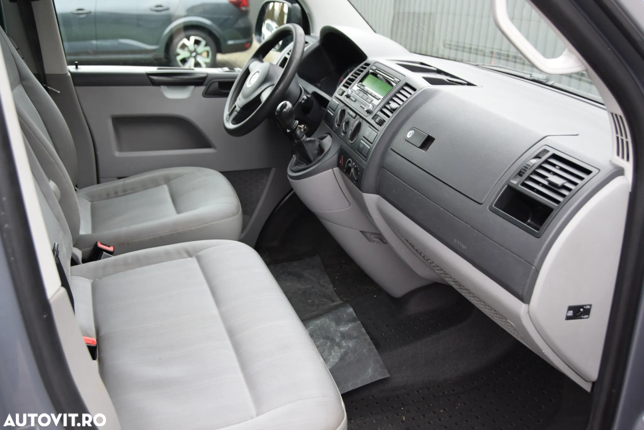 Volkswagen Caravelle - 12