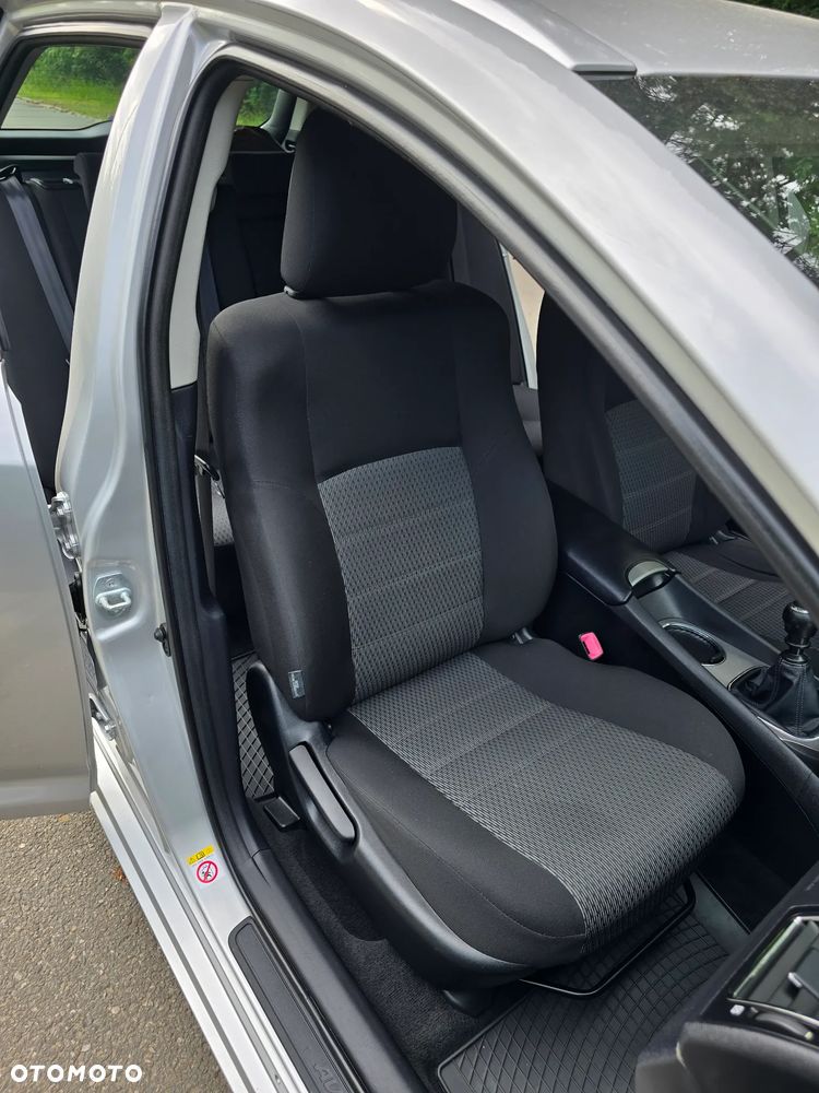 Toyota Avensis 2.0 D-4D Premium - 22