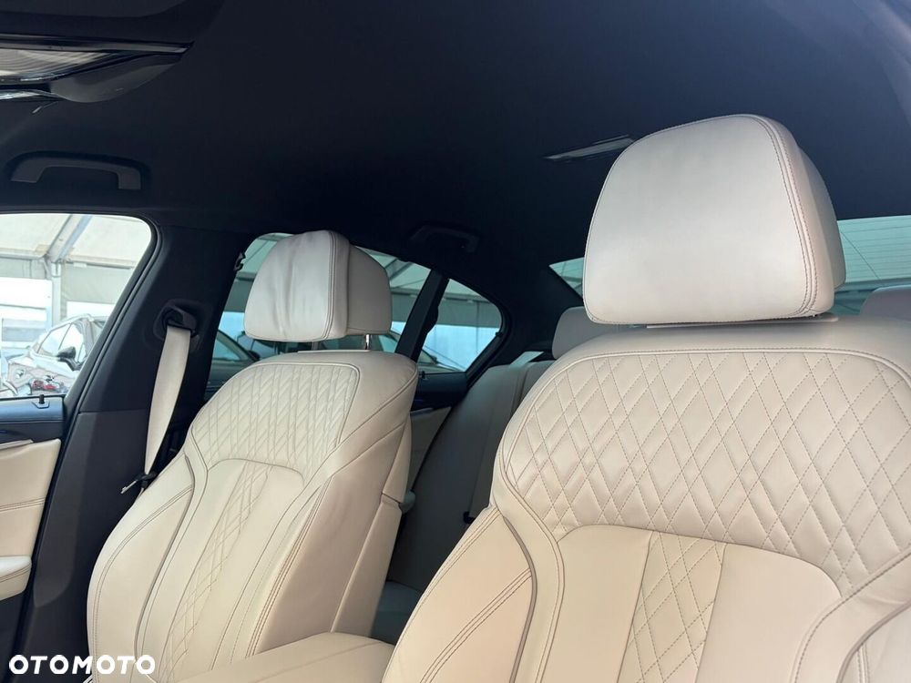2022 BMW Seria 5, photograph 11